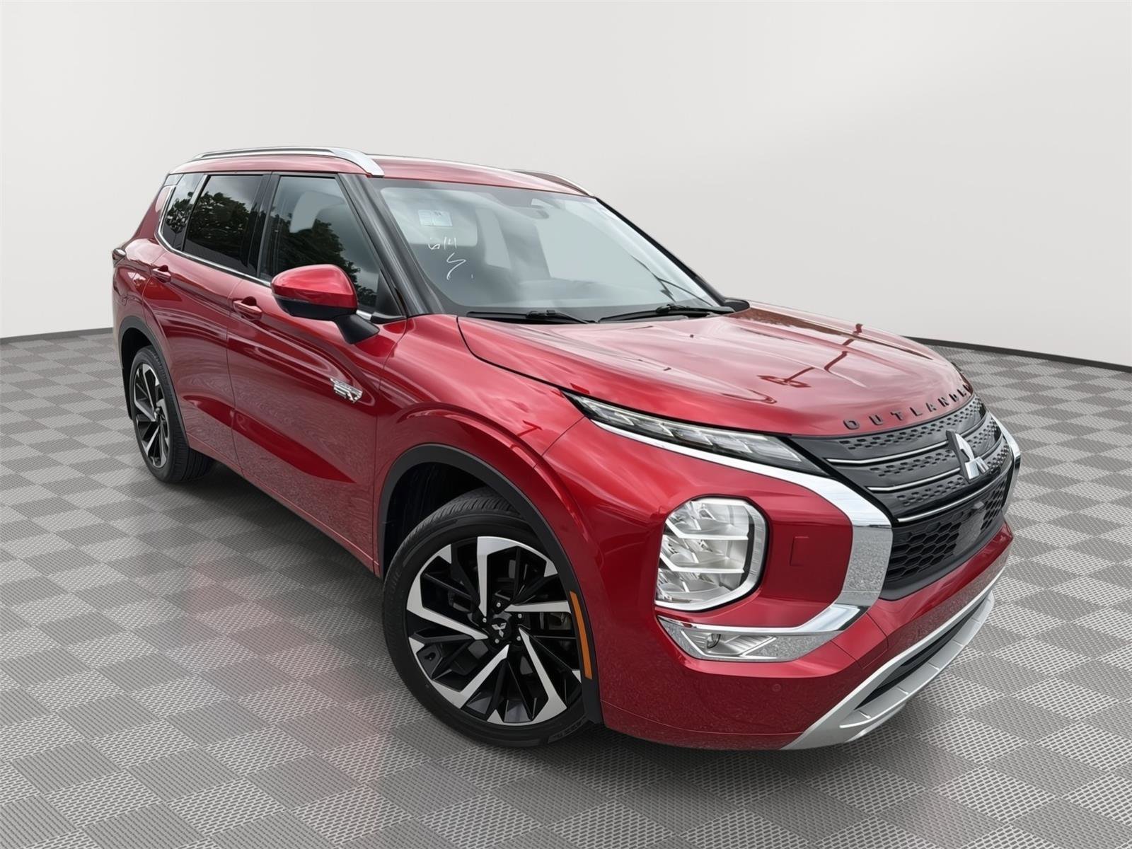 Used 2024 Mitsubishi Outlander 4WD Plug-In Hybrid image 3