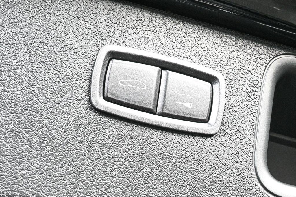 Certified 2026 Porsche Macan AWD/4WD image 32
