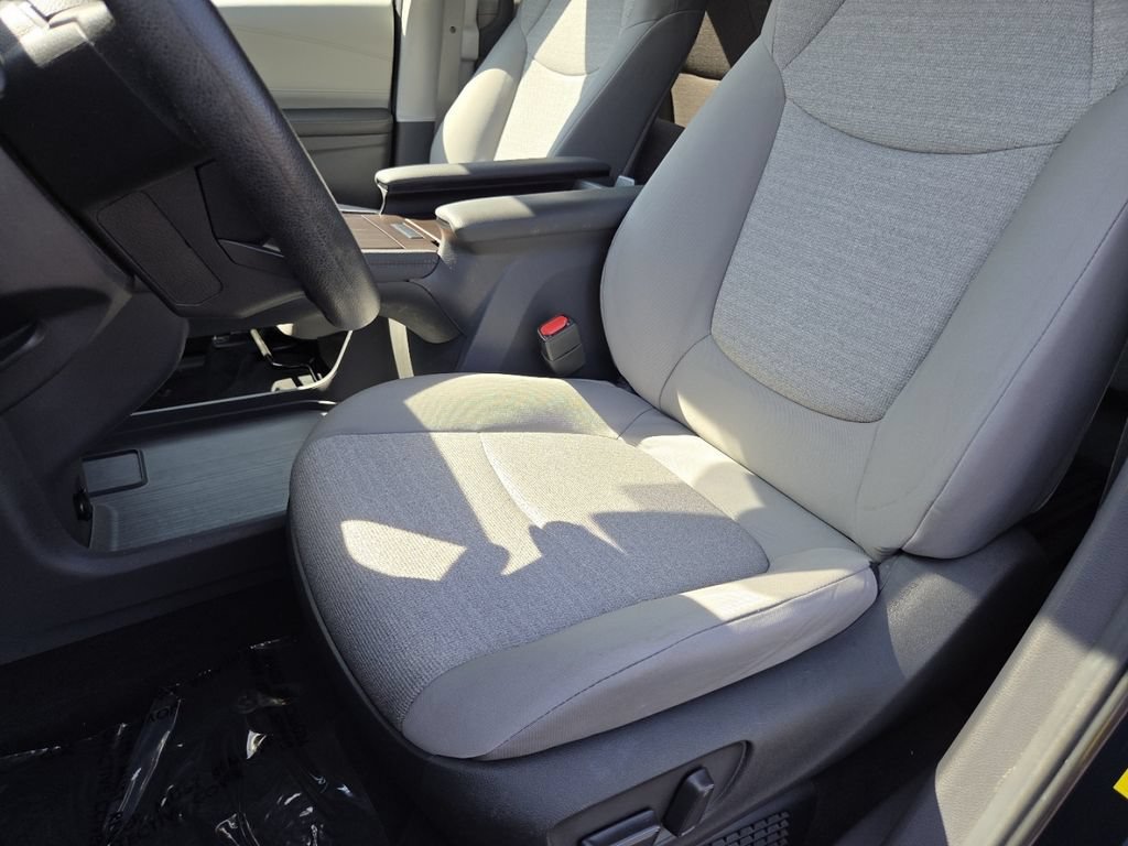 Used 2024 Toyota Sienna LE AWD/4WD image 27
