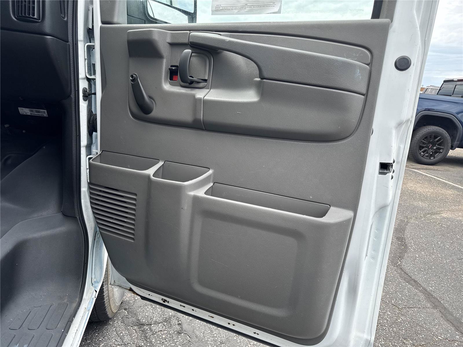 Used 2014 Chevrolet Express 3500 RWD image 21