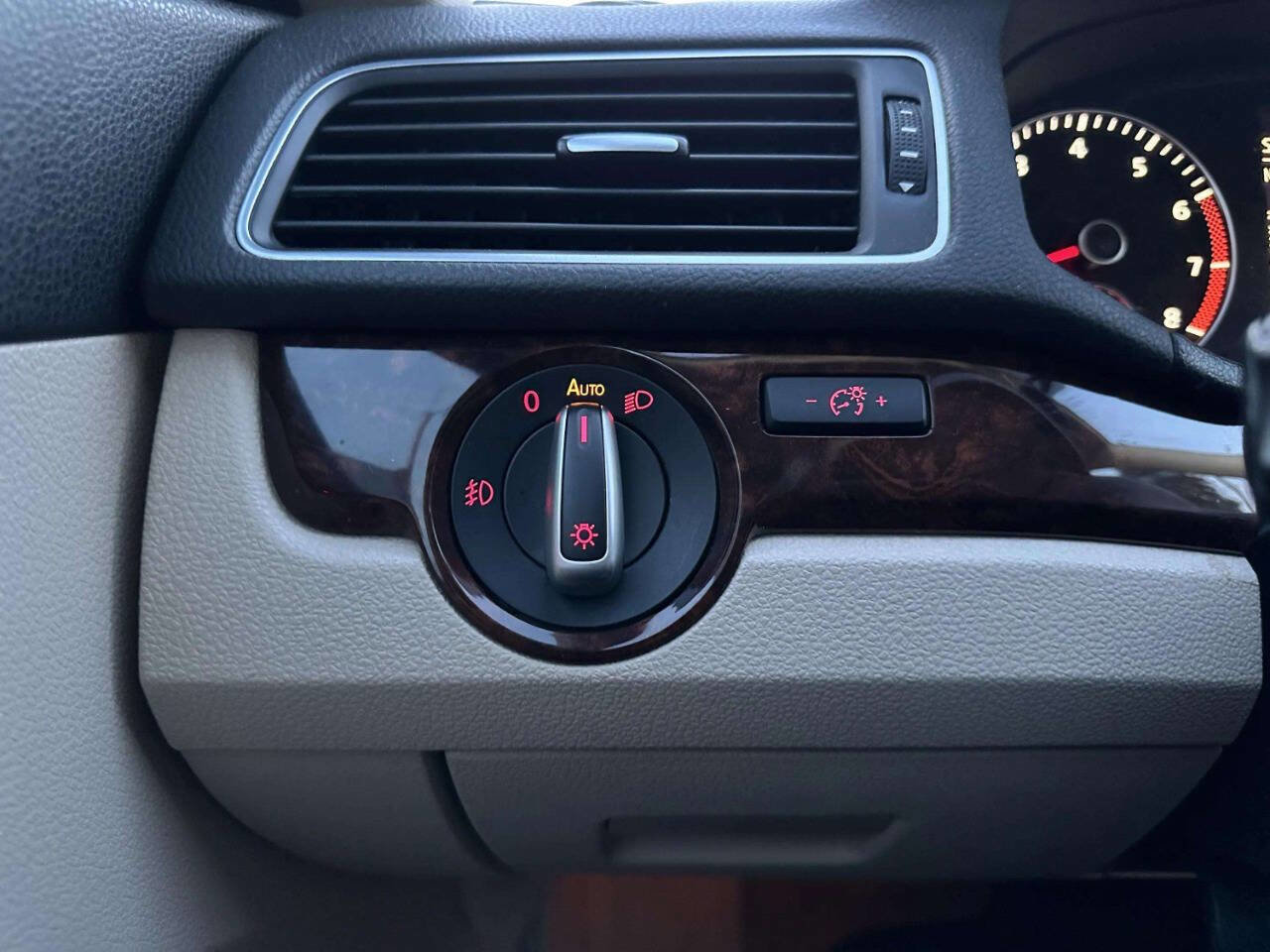 Used 2013 Volkswagen Passat 2.5 SEL Premium image 26