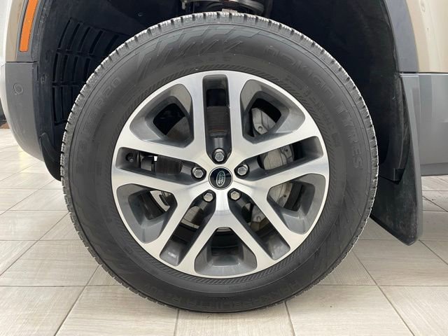 Used 2023 Land Rover Defender 130 SE image 8