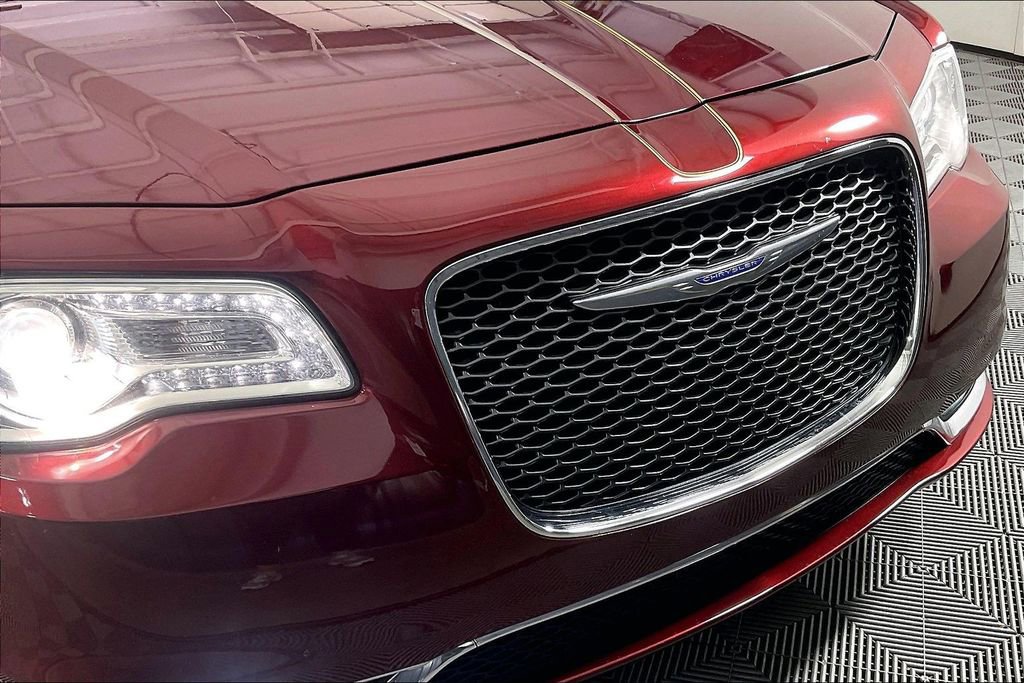 Used 2018 Chrysler 300 Limited AWD/4WD image 38