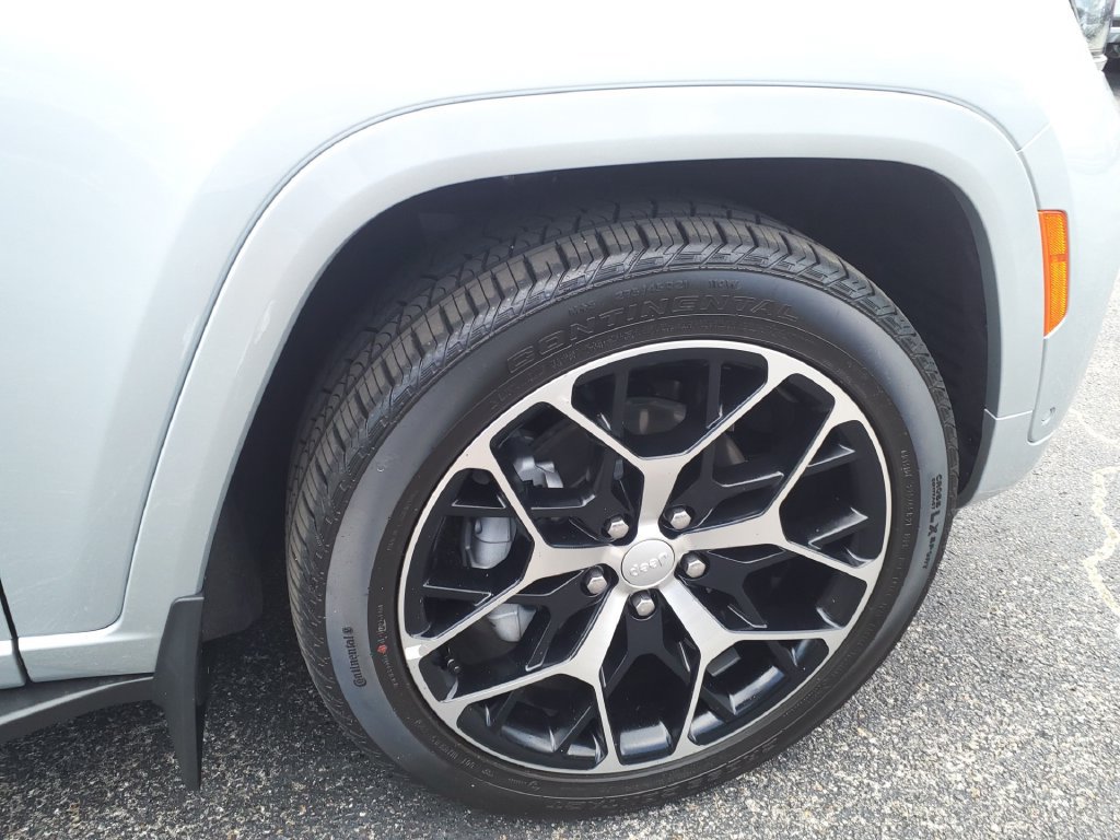 Used 2025 Jeep Grand Cherokee Summit AWD/4WD image 9