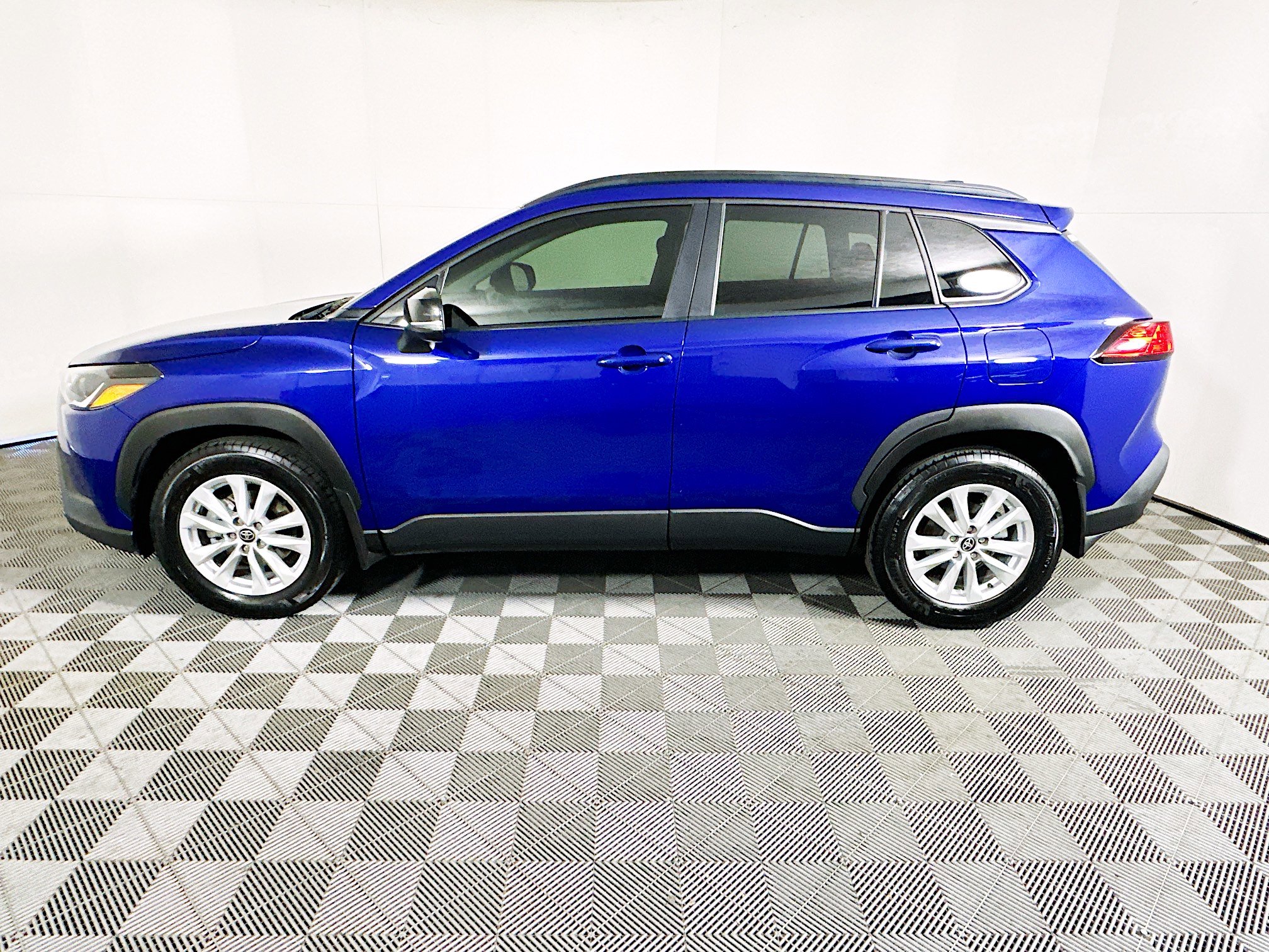 Used 2025 Toyota Corolla Cross LE image 6