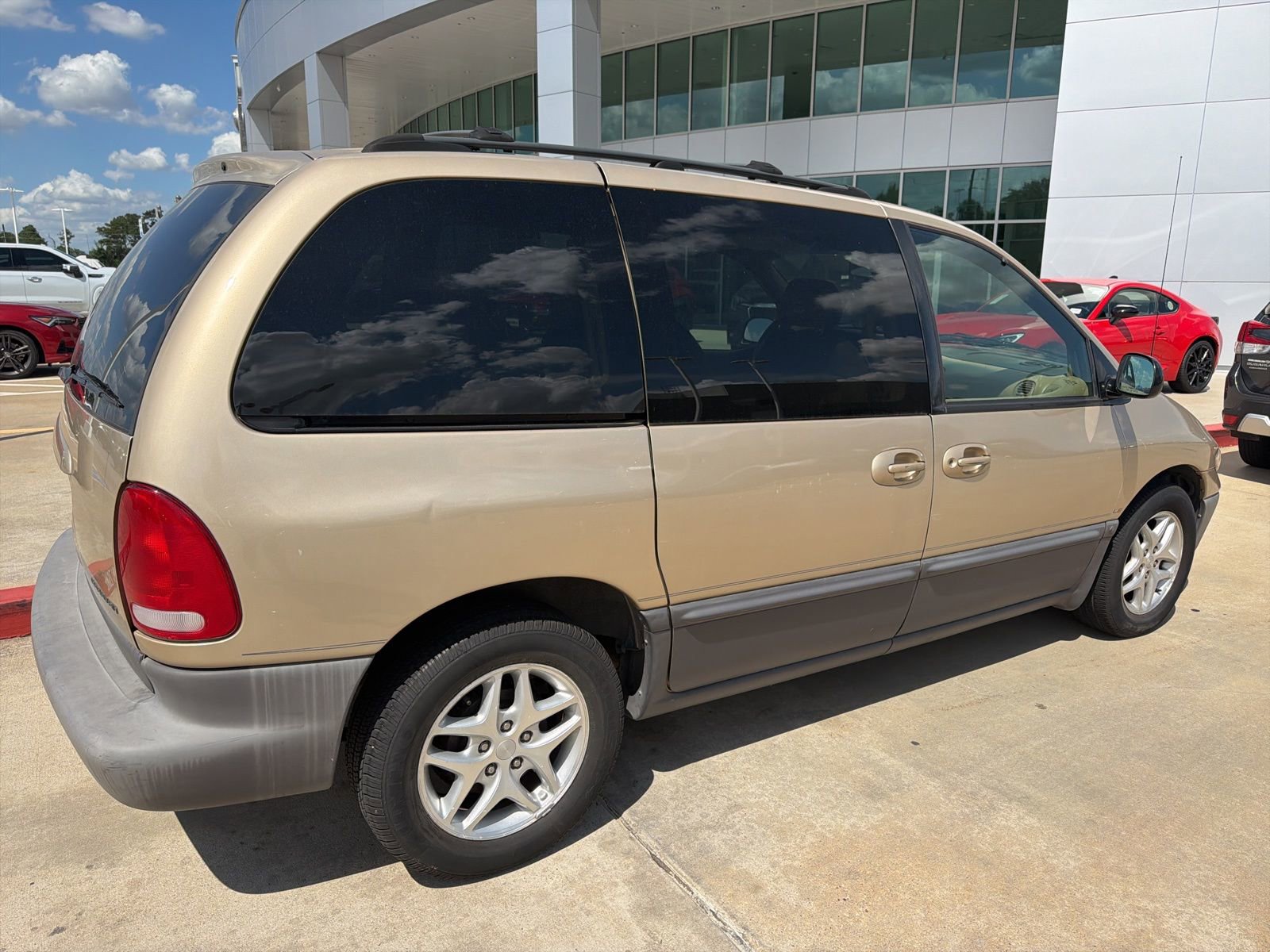 Used 1998 Dodge Caravan LE image 4