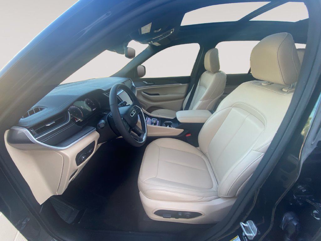 Used 2024 Jeep Grand Cherokee Limited AWD/4WD image 9