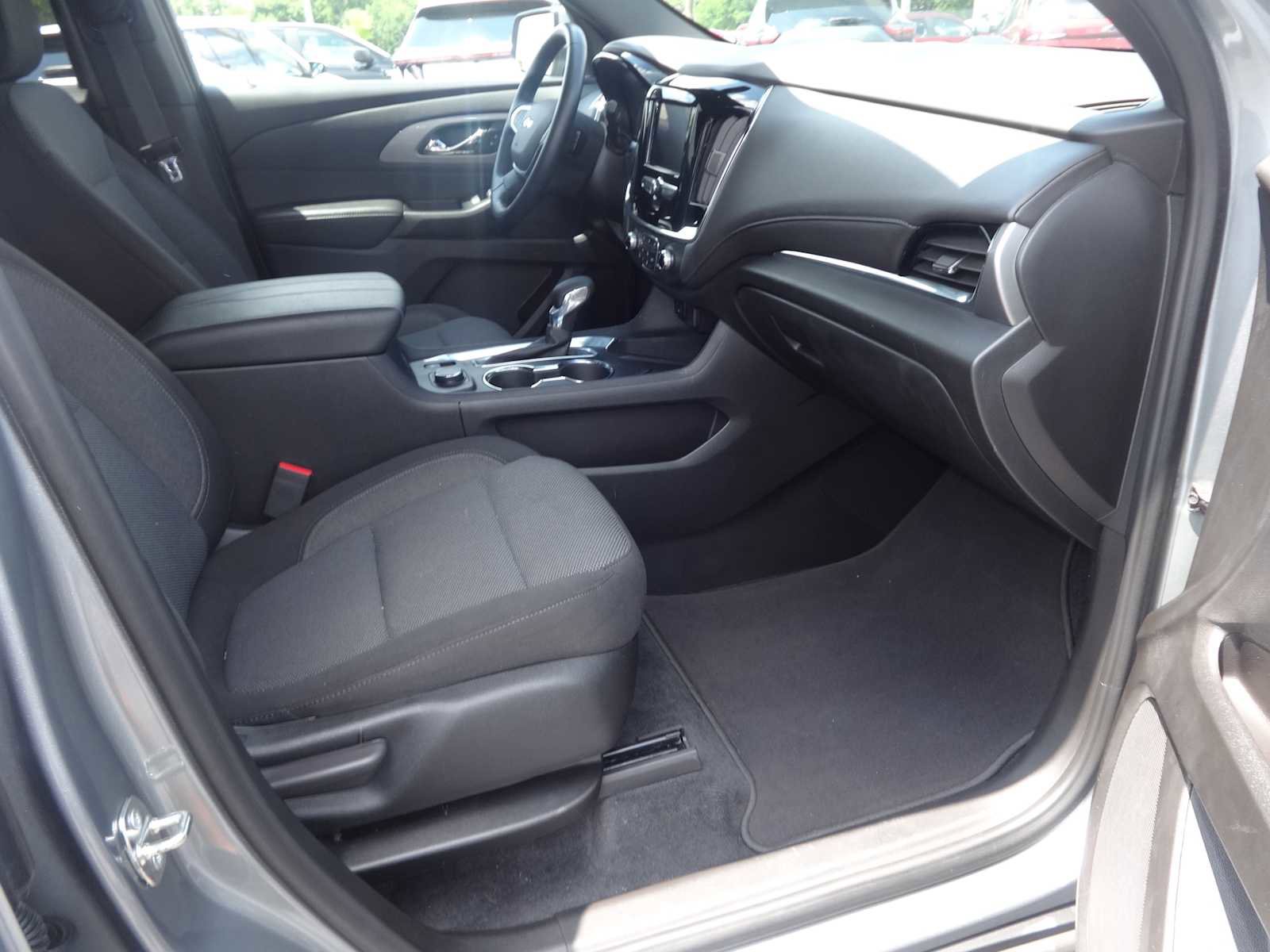 Used 2023 Chevrolet Traverse LT image 13