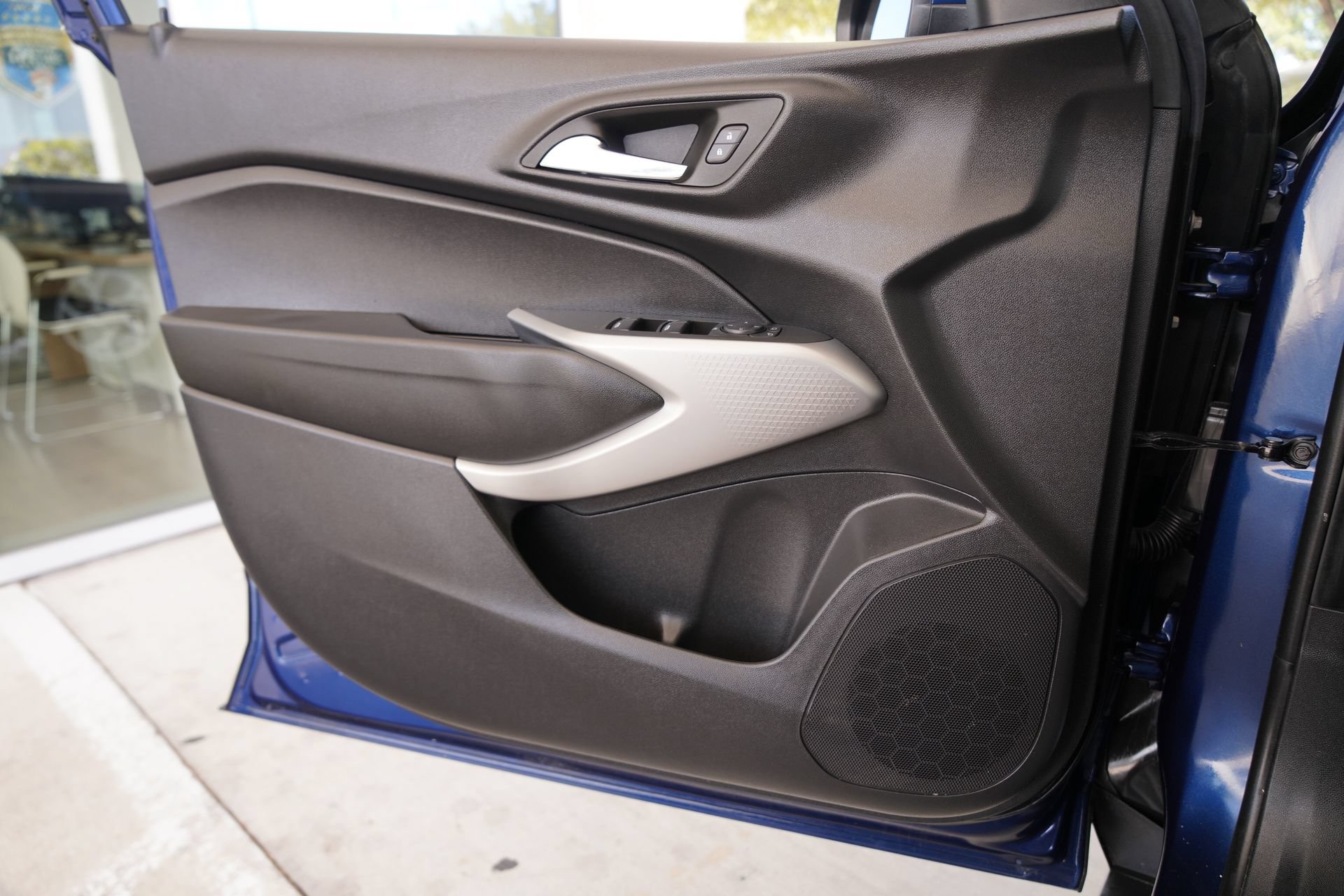 Used 2024 Chevrolet Trax LS w/ LS Convenience Package FWD image 19
