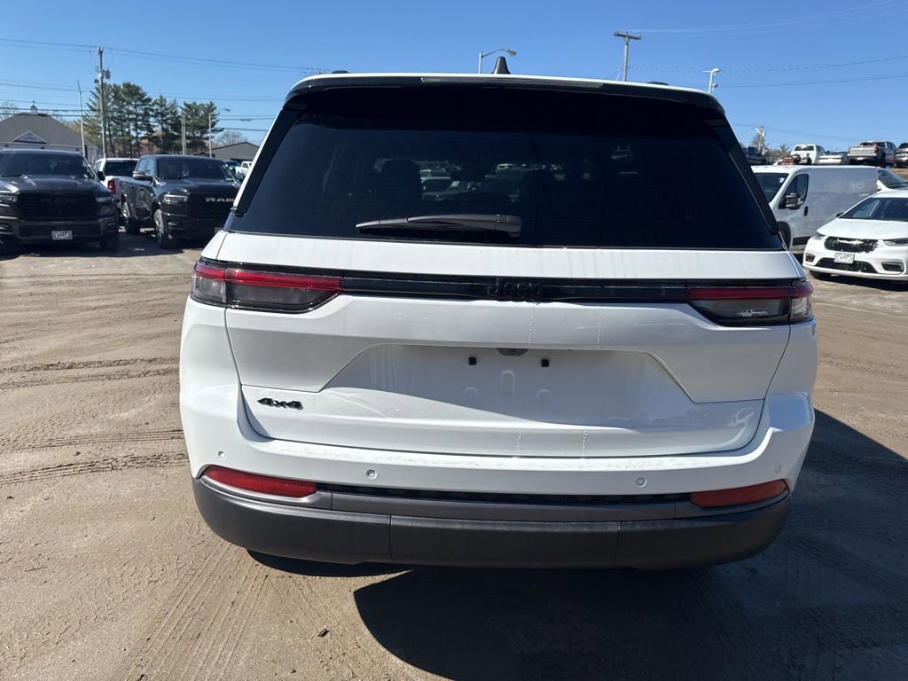 New 2026 Jeep Grand Cherokee Altitude image 4