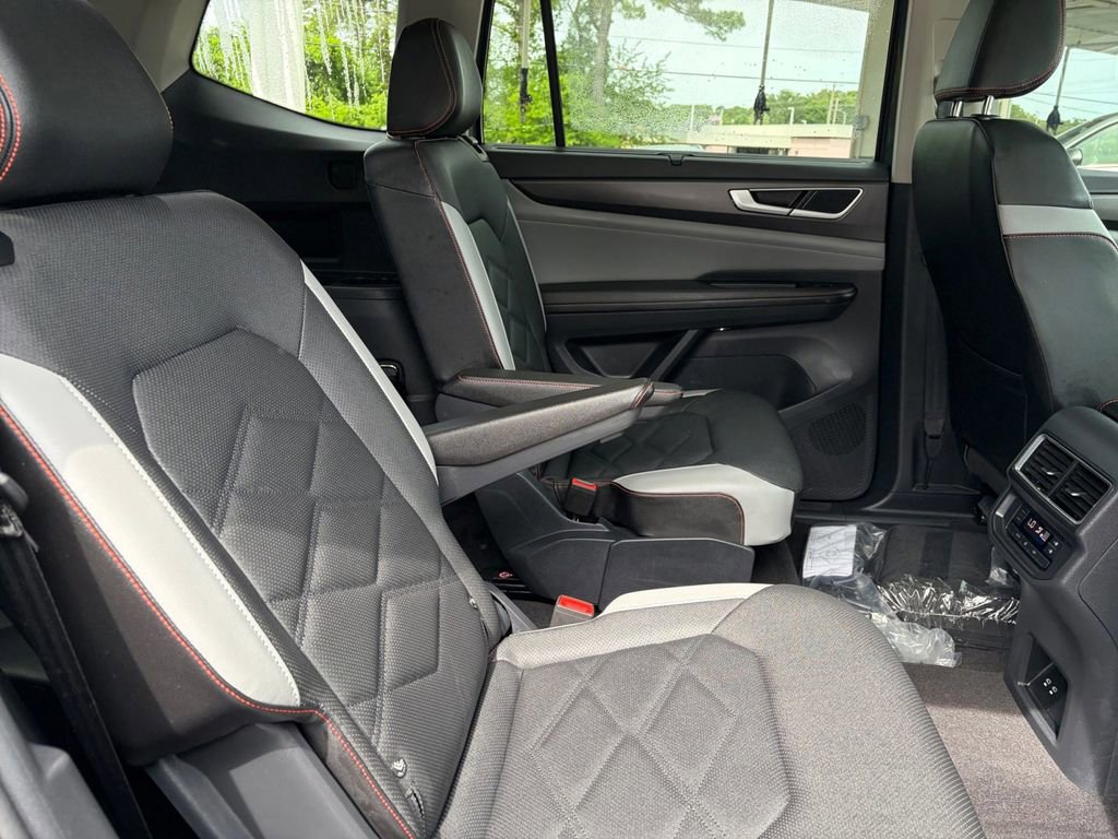 Certified 2025 Volkswagen Atlas Peak Edition SE AWD/4WD image 29