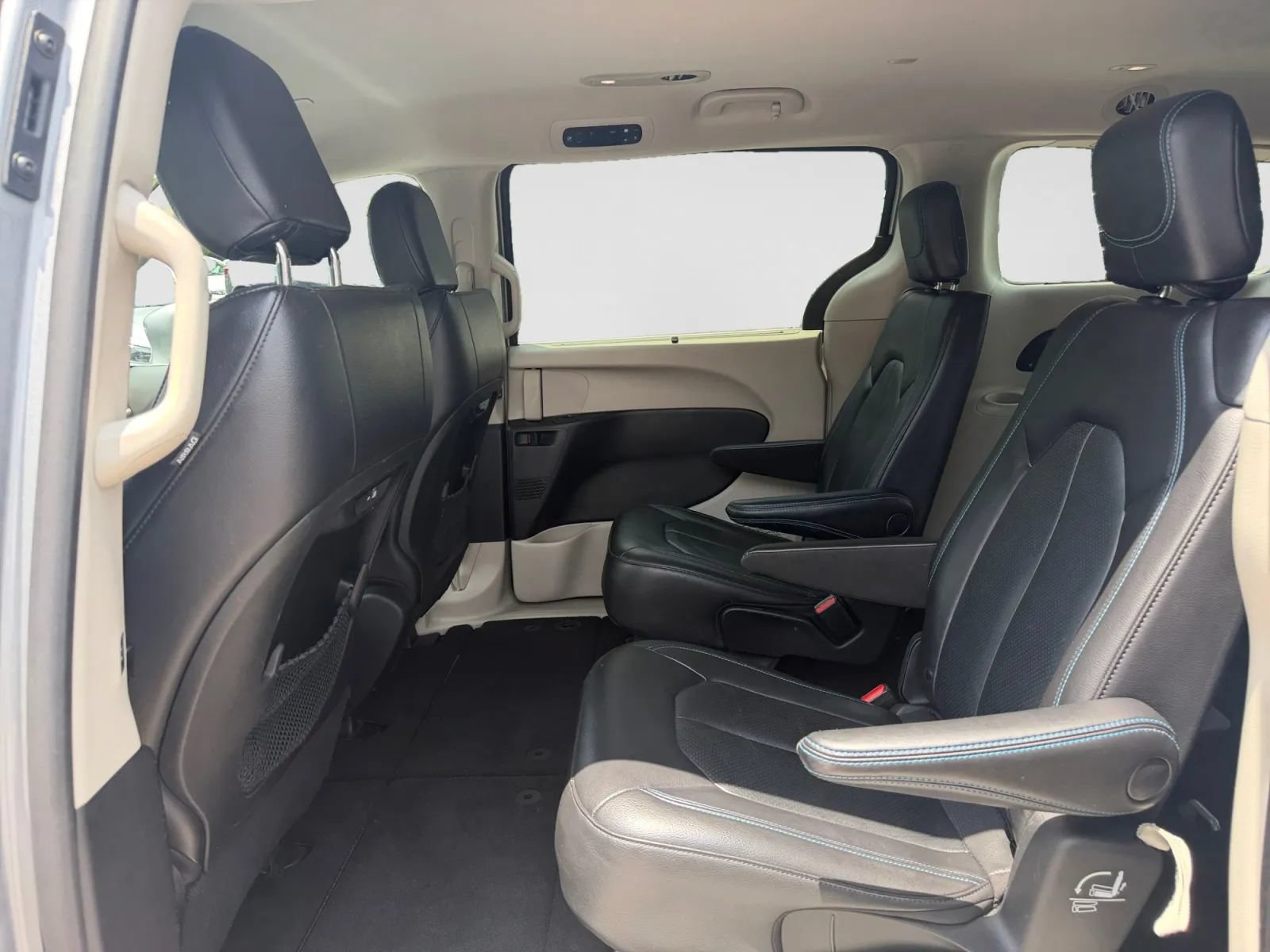 Used 2021 Chrysler Pacifica Touring-L FWD image 24