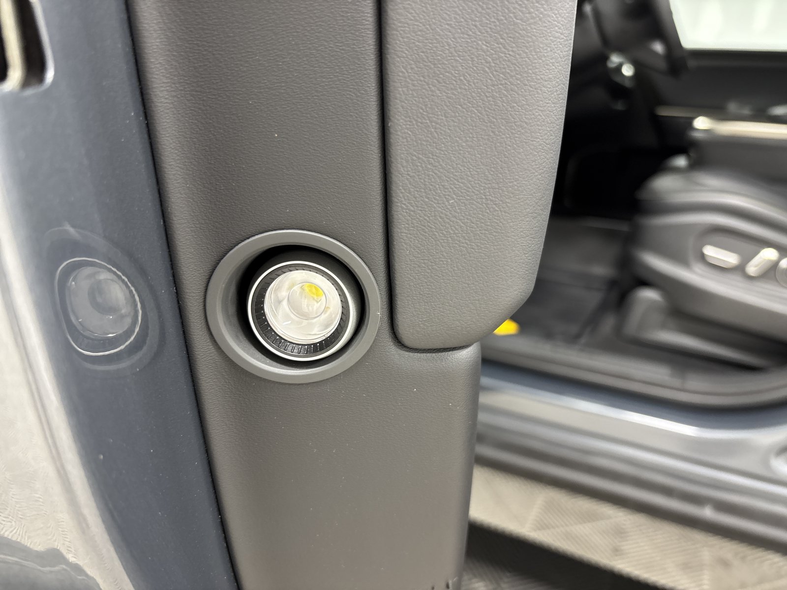 Used 2025 Rivian R1S Adventure AWD/4WD image 32