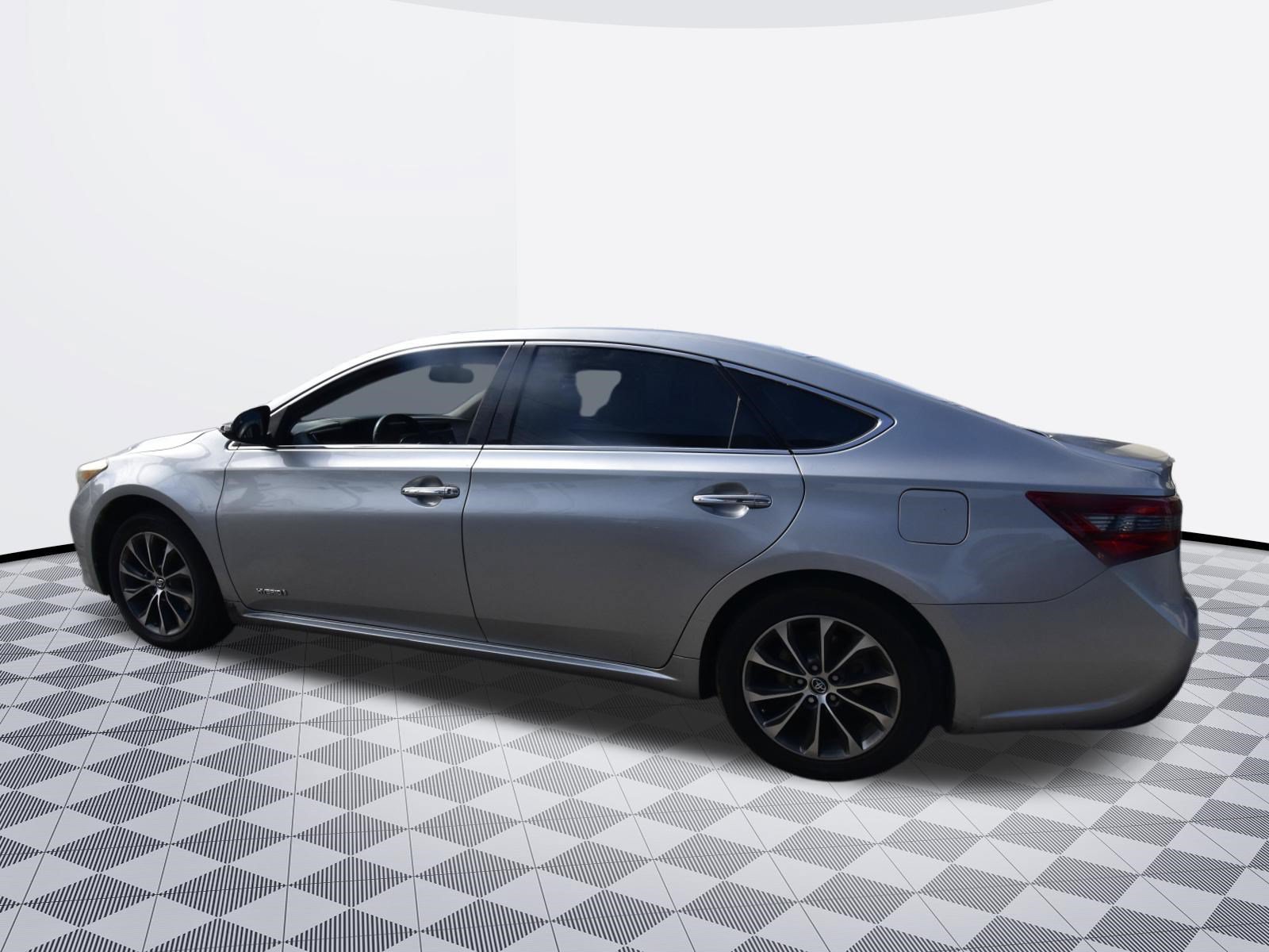 Used 2016 Toyota Avalon XLE Premium w/ Preferred Accessory Package FWD image 5