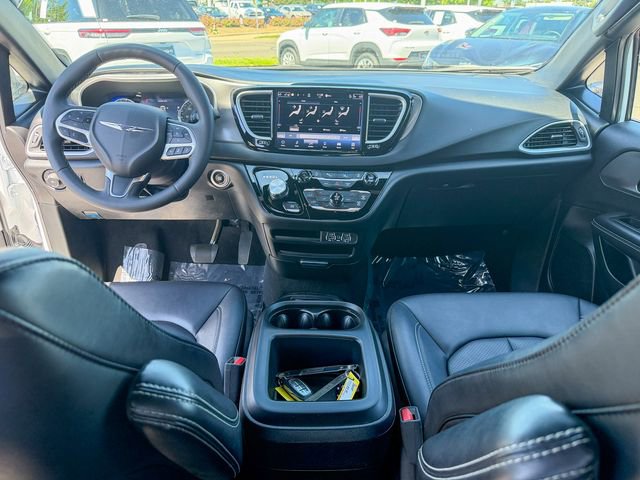 Used 2025 Chrysler Pacifica Select FWD image 24