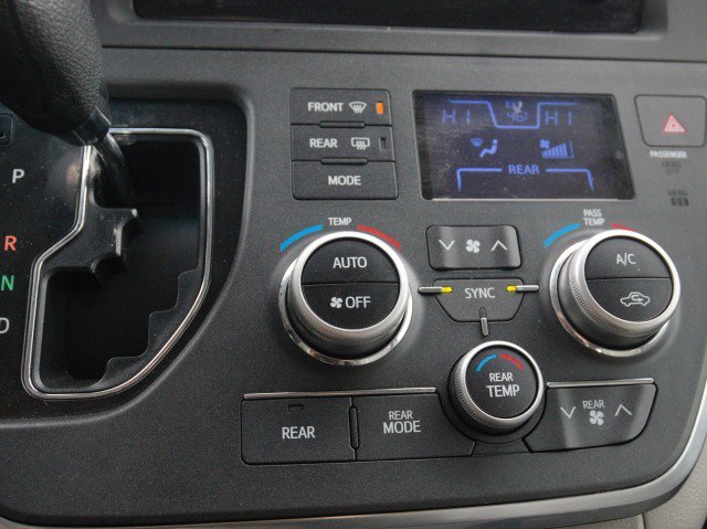 Used 2015 Toyota Sienna LE FWD image 22