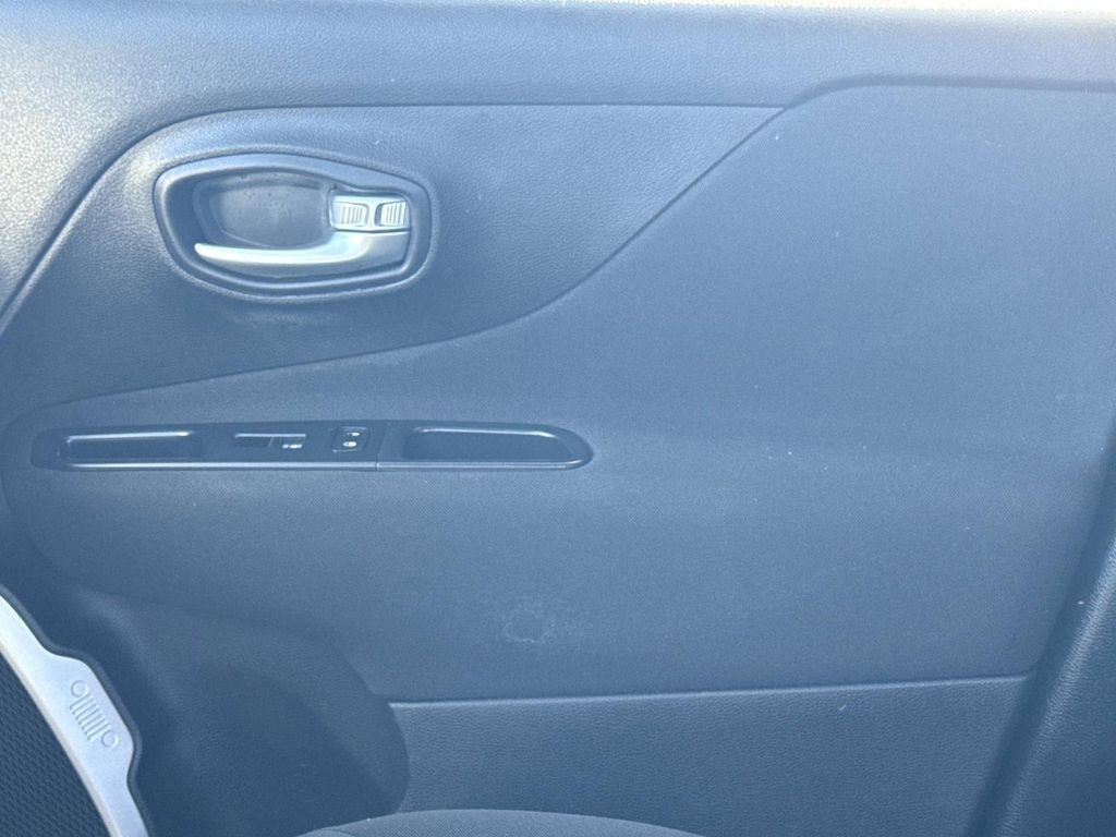 Used 2018 Jeep Renegade Latitude w/ Popular Equipment Group image 23