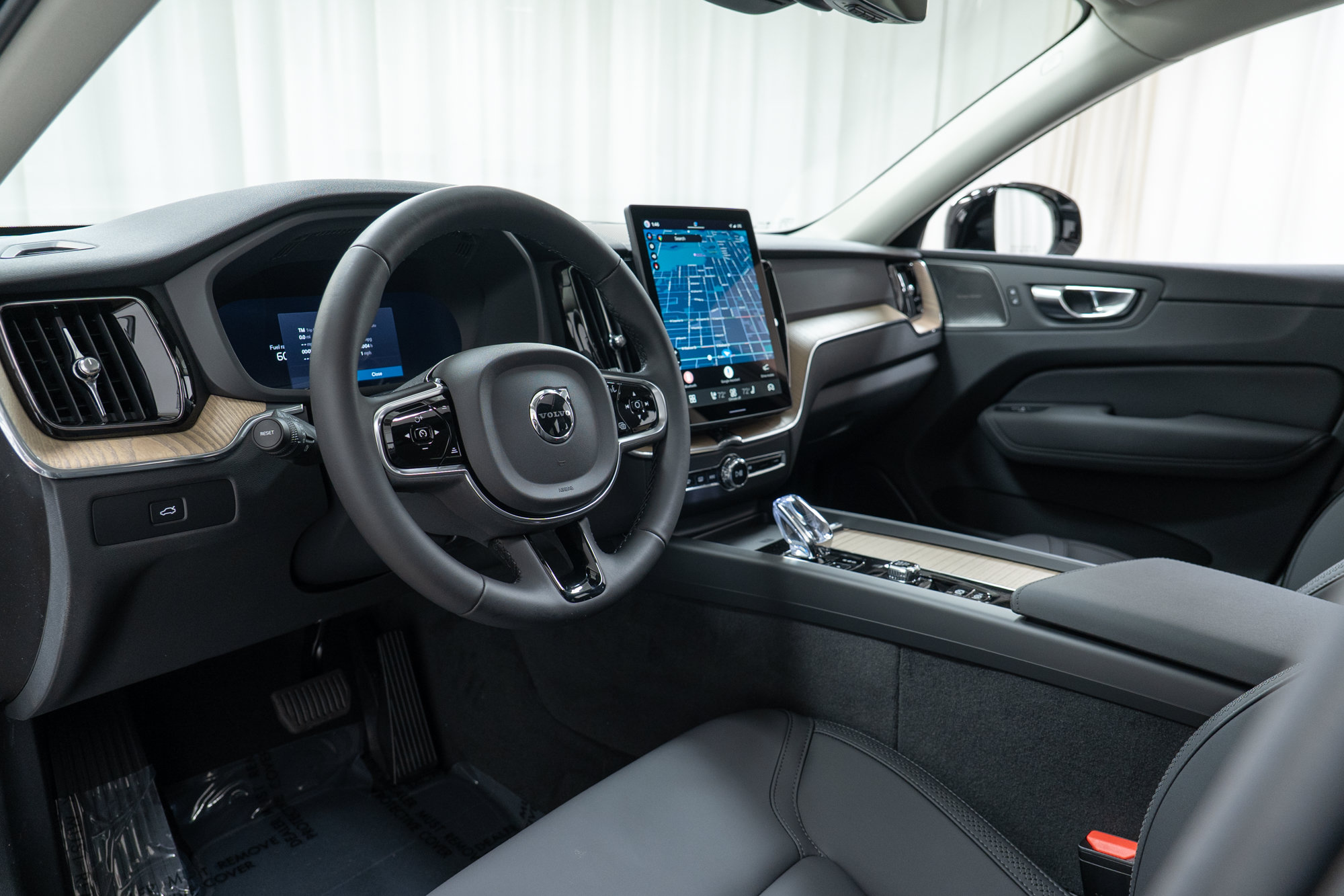 New 2027 Volvo XC60 B5 Plus AWD/4WD image 12