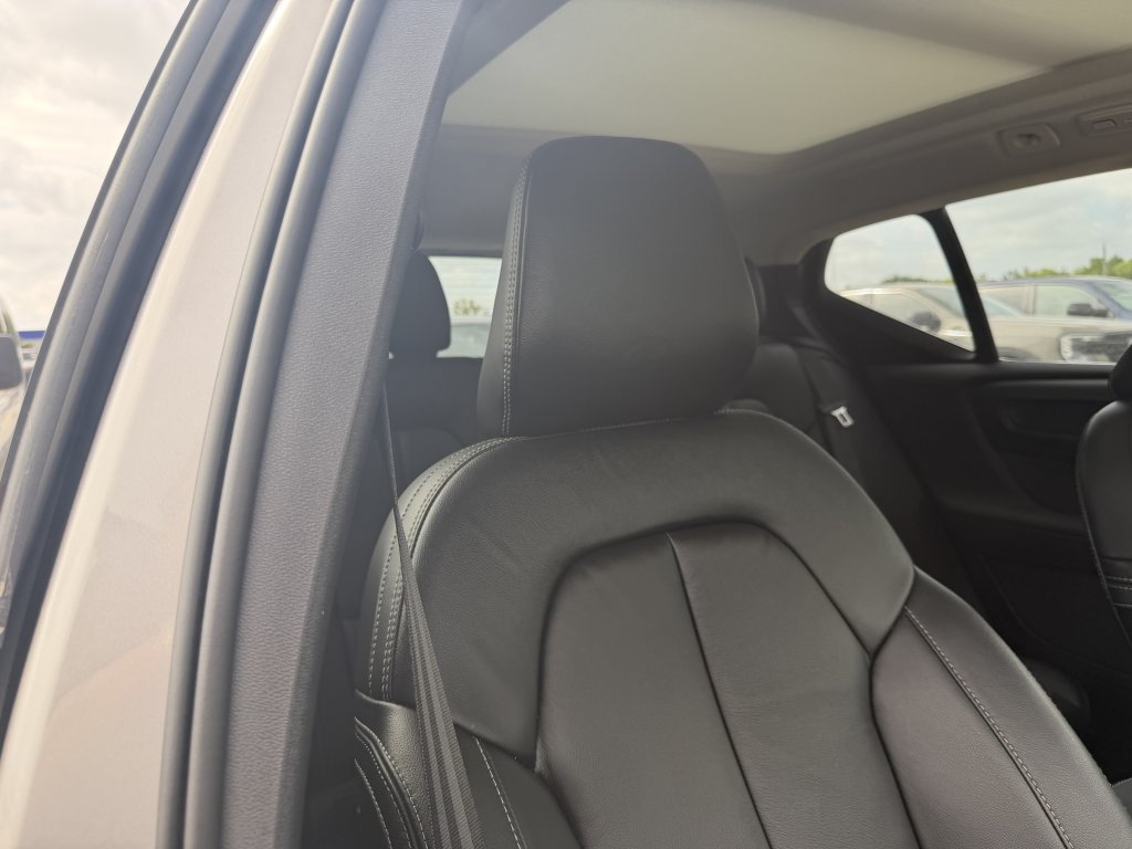 Used 2023 Volvo XC40 B5 Plus w/ Driver Assist Package AWD/4WD image 17