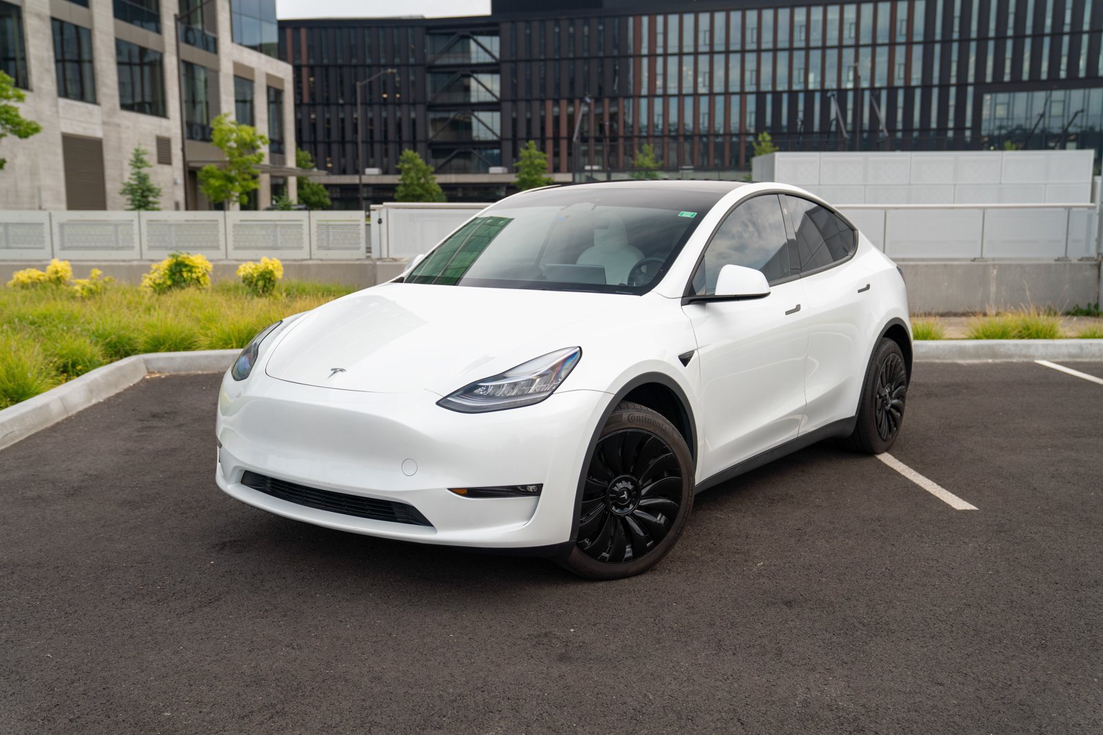 Used 2023 Tesla Model Y Long Range AWD/4WD image 1