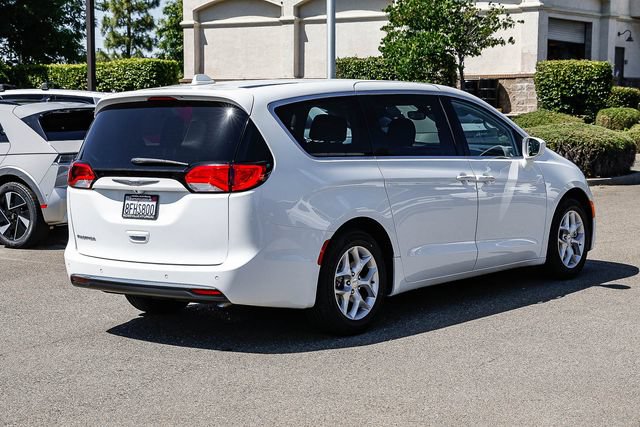 Used 2018 Chrysler Pacifica Touring Plus w/ Tire & Wheel Group FWD image 5
