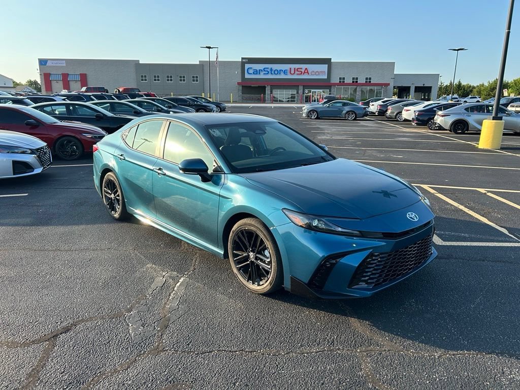 Used 2025 Toyota Camry SE FWD image 1