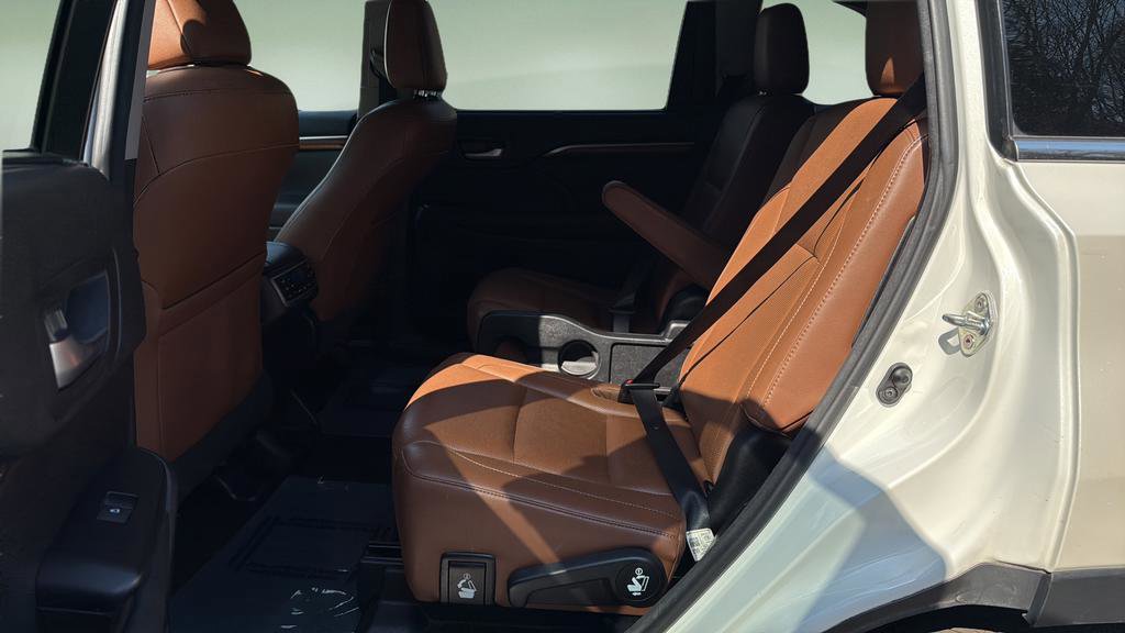 Used 2018 Toyota Highlander Limited Platinum image 15