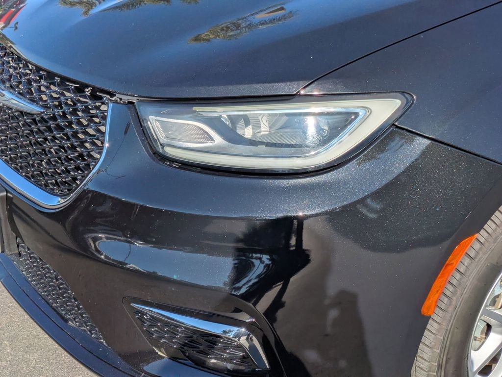 Used 2023 Chrysler Pacifica Touring-L image 11
