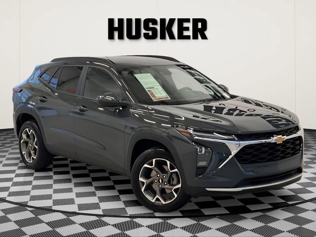 Used 2025 Chevrolet Trax LT FWD image 1