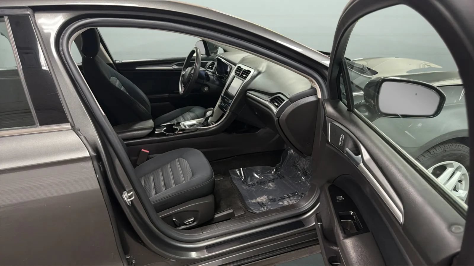 Used 2016 Ford Fusion SE FWD image 21
