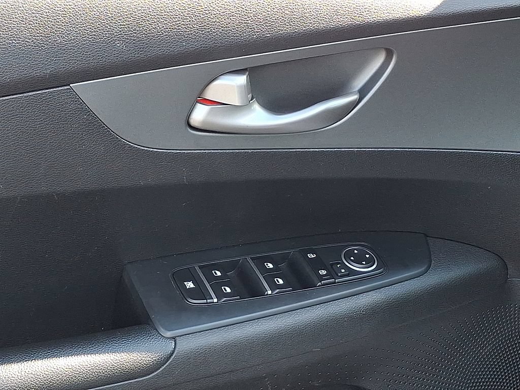 Used 2020 Kia Forte LXS FWD image 13