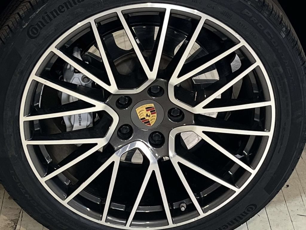 Certified 2023 Porsche Cayenne Turbo AWD/4WD image 13