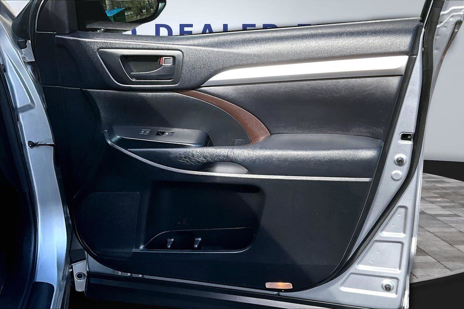 Used 2015 Toyota Highlander Plus FWD image 28