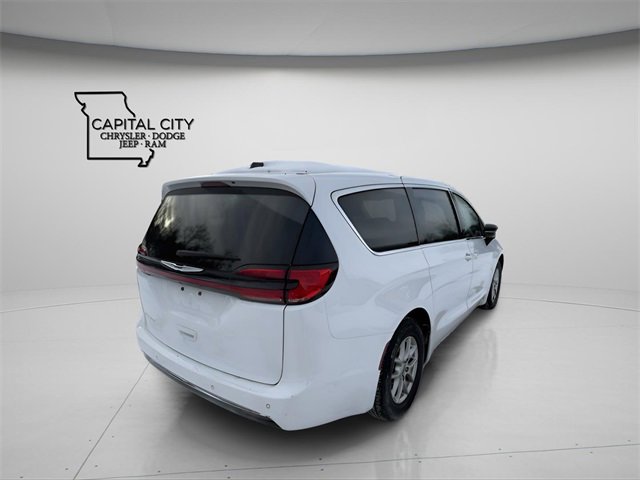 Used 2024 Chrysler Pacifica Touring-L image 8
