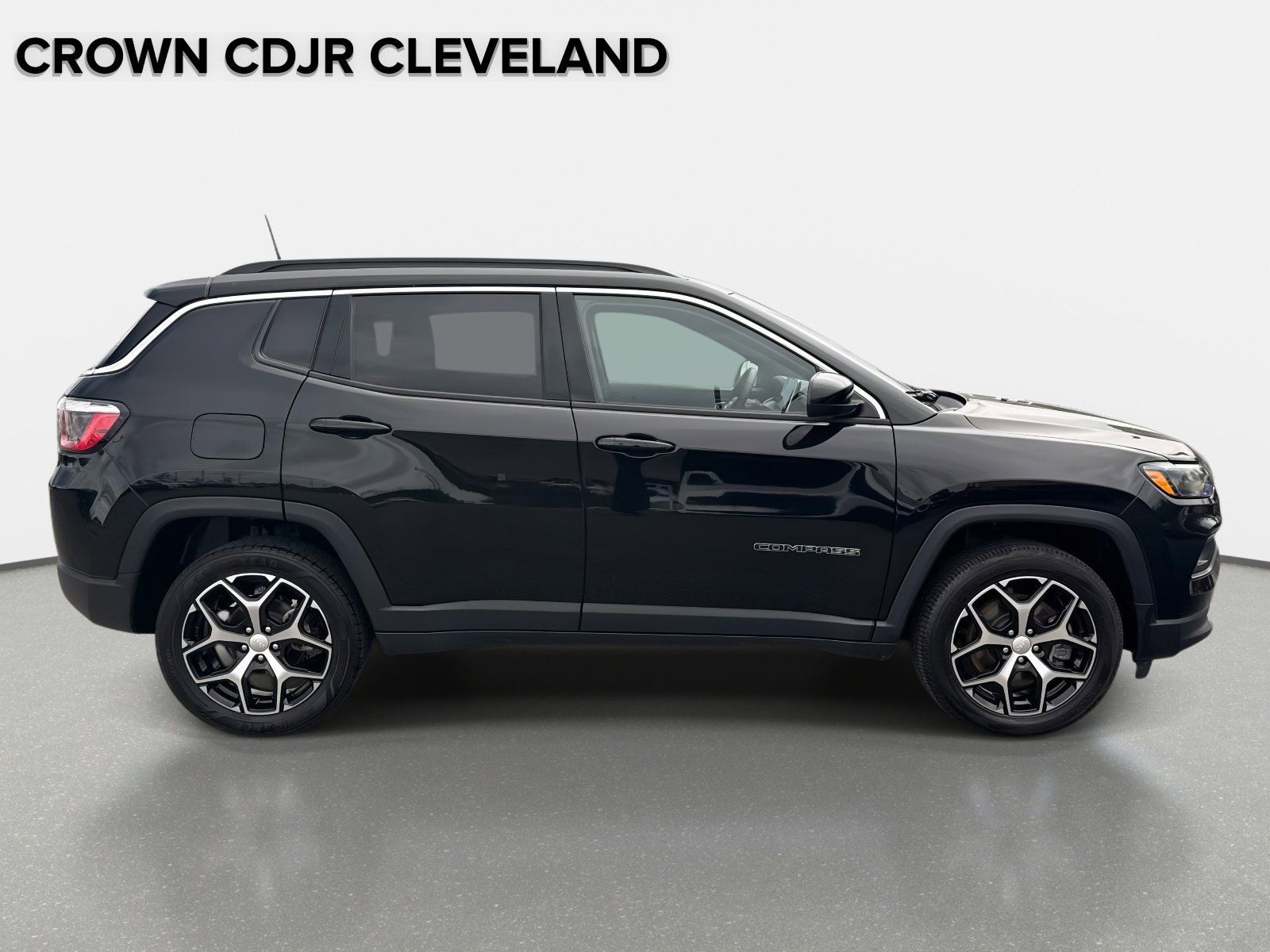 Used 2024 Jeep Compass Latitude image 3