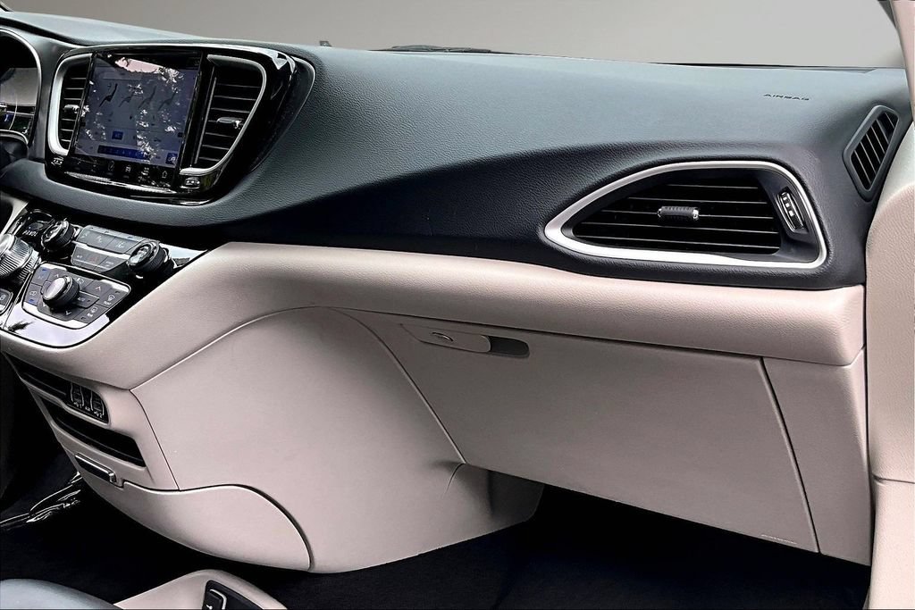 Used 2023 Chrysler Pacifica Touring-L FWD image 26