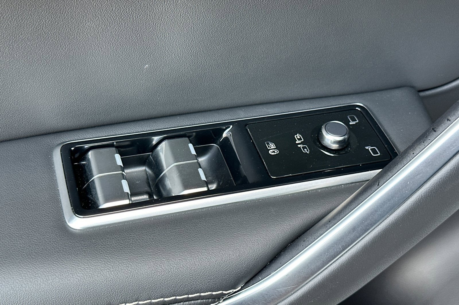 Used 2025 Jaguar F-PACE R-Dynamic S image 11