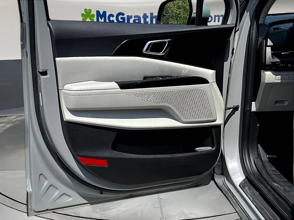 Used 2023 Kia Carnival EX FWD image 23
