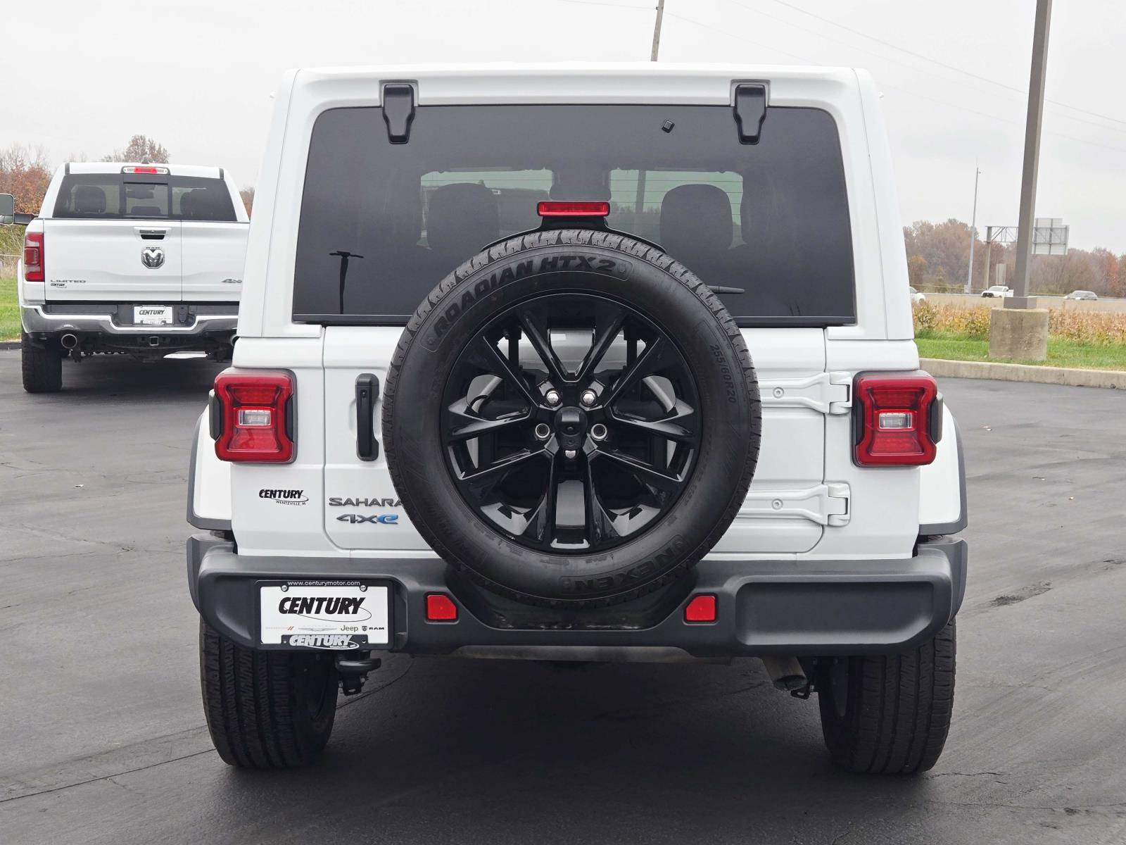 Used 2025 Jeep Wrangler Sahara AWD/4WD image 5
