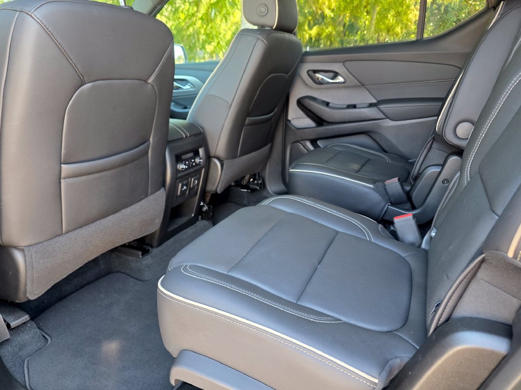 Certified 2023 Chevrolet Traverse Premier w/ LPO, Cargo Package FWD image 31