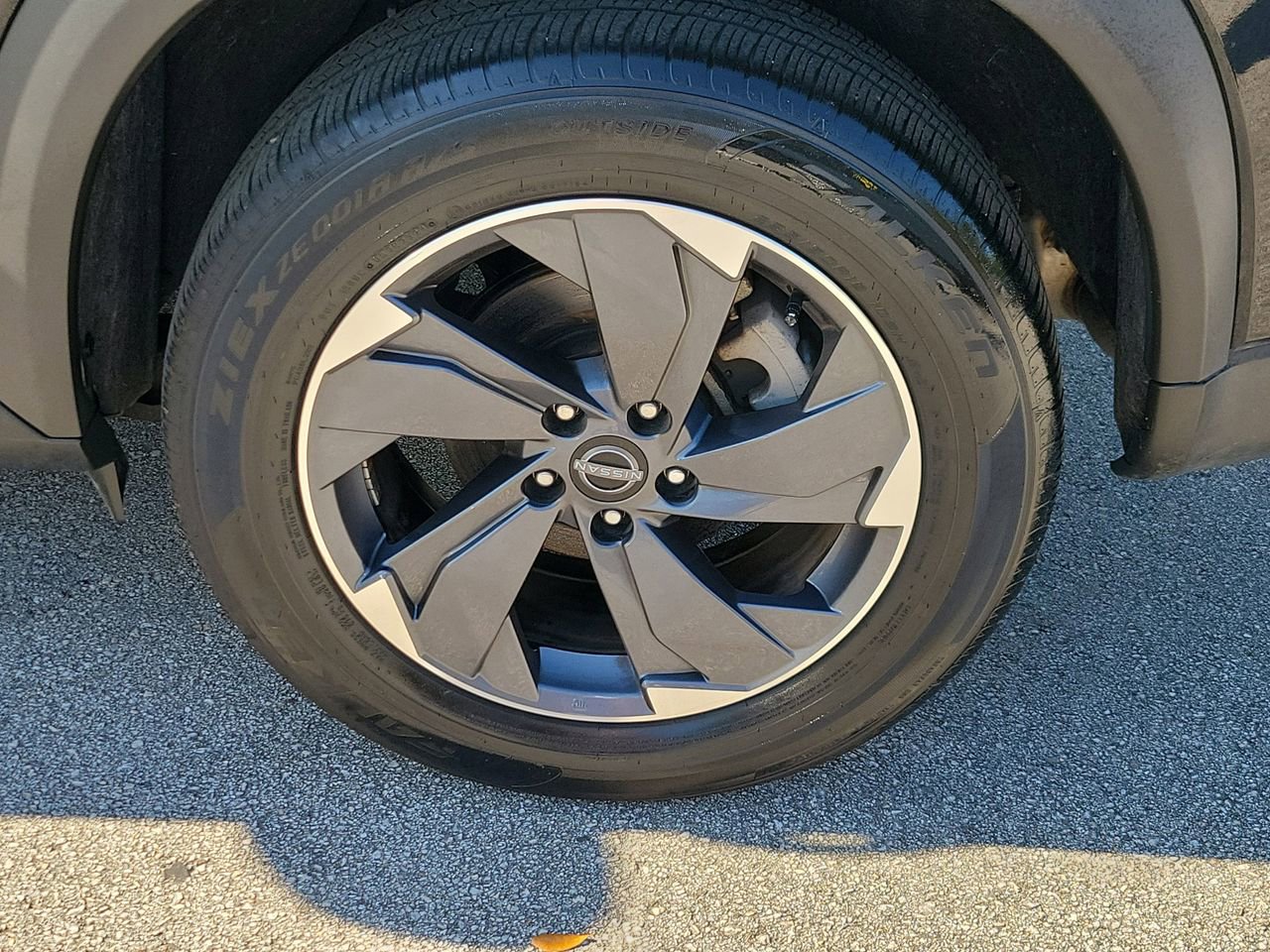 Used 2025 Nissan Rogue SV image 5