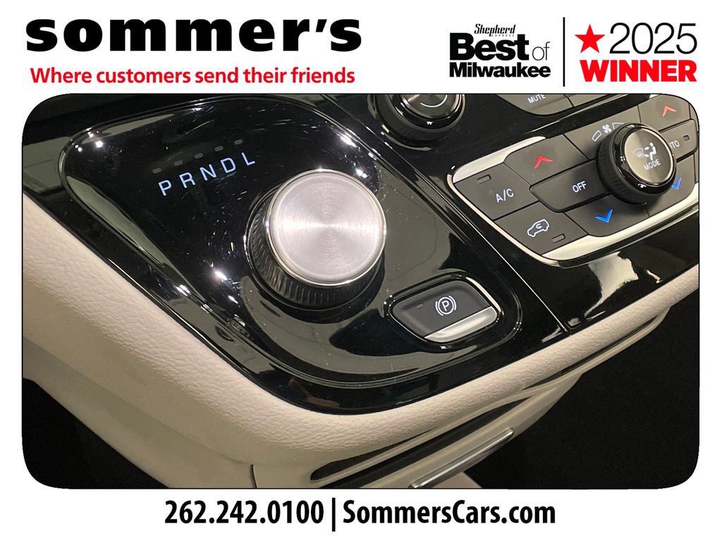 Used 2018 Chrysler Pacifica Limited w/ Tire & Wheel Group FWD image 22