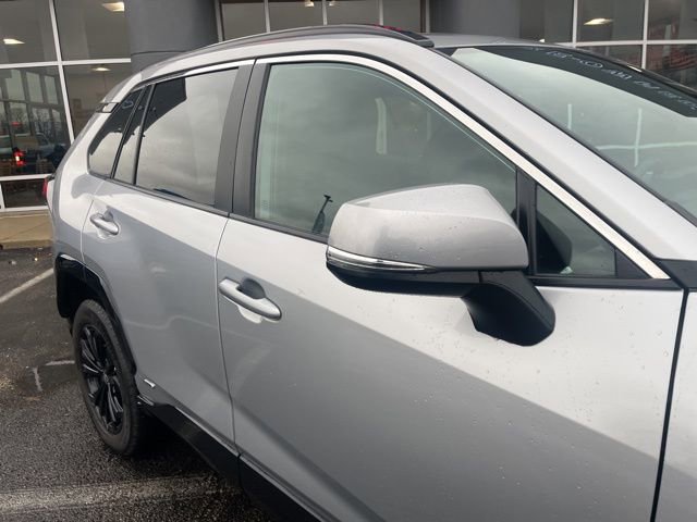 Used 2022 Toyota RAV4 SE image 3