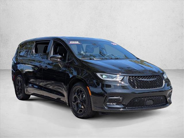 Used 2022 Chrysler Pacifica Limited w/ S Appearance Package image 3