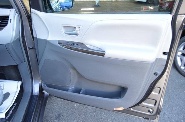 Used 2015 Toyota Sienna XLE Premium AWD/4WD image 36