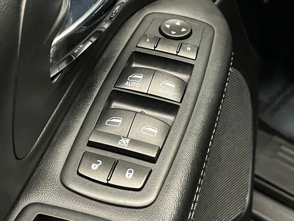 Used 2017 Dodge Grand Caravan SXT w/ Driver Convenience Group FWD image 14