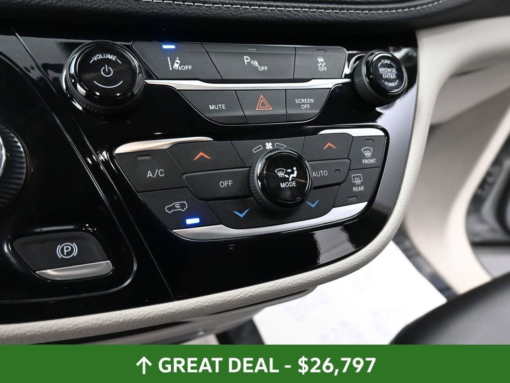 Used 2024 Chrysler Pacifica Select image 41