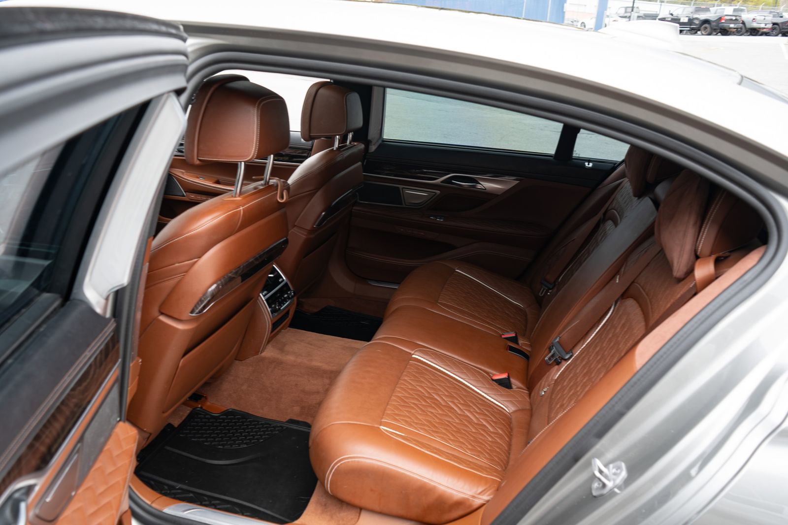 Used 2022 BMW 750i xDrive w/ Autobahn Package image 31