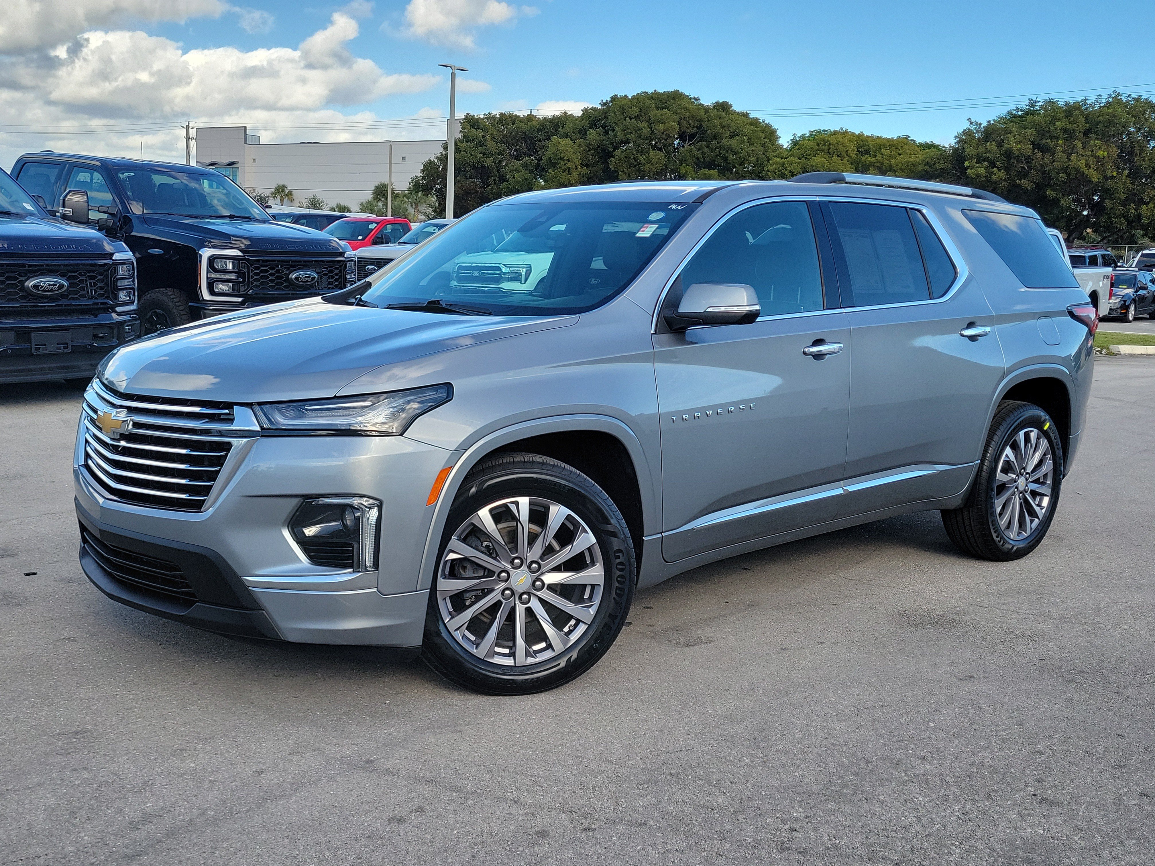 Used 2023 Chevrolet Traverse Premier FWD image 32