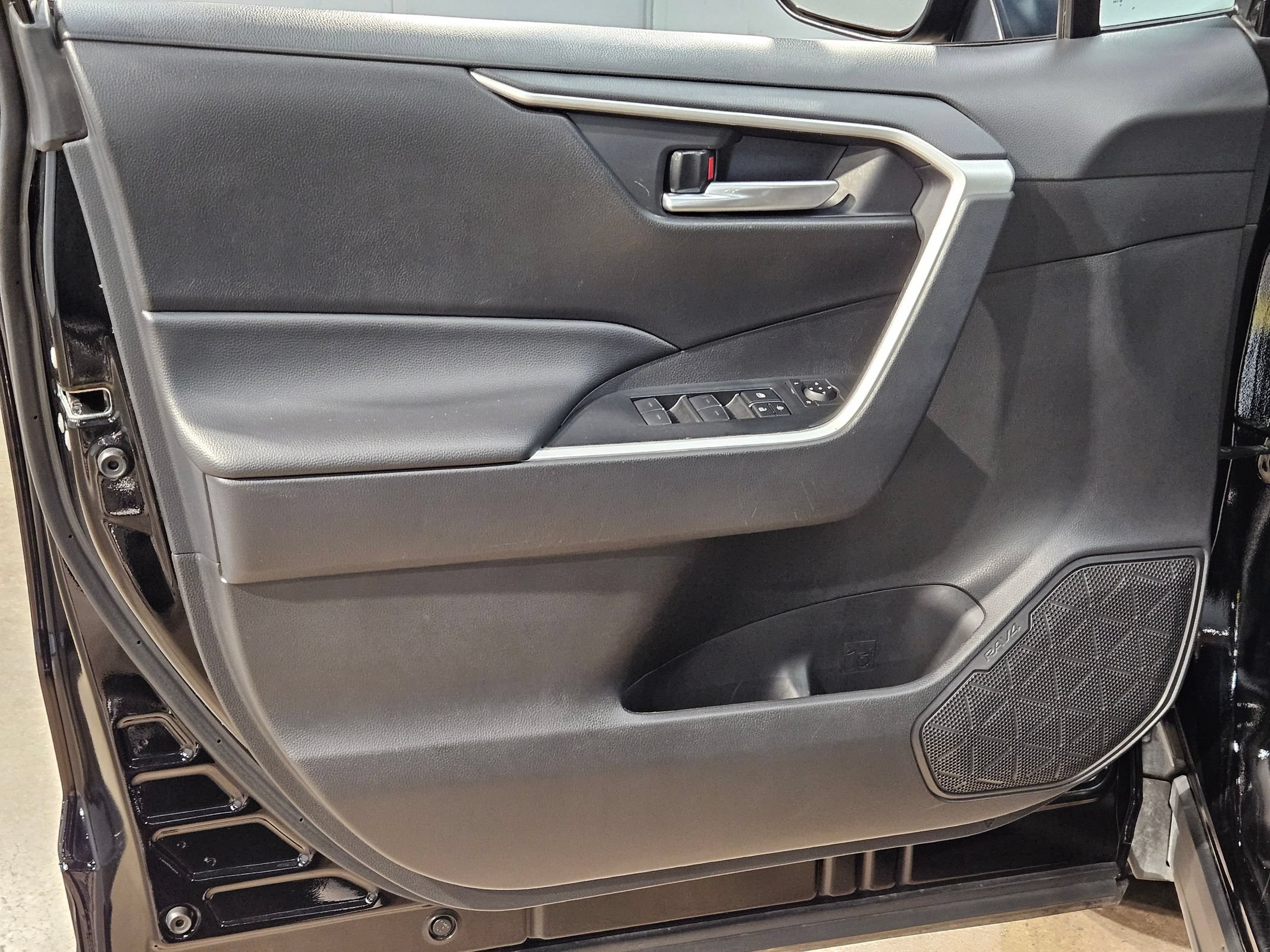 Used 2025 Toyota RAV4 XLE FWD image 20